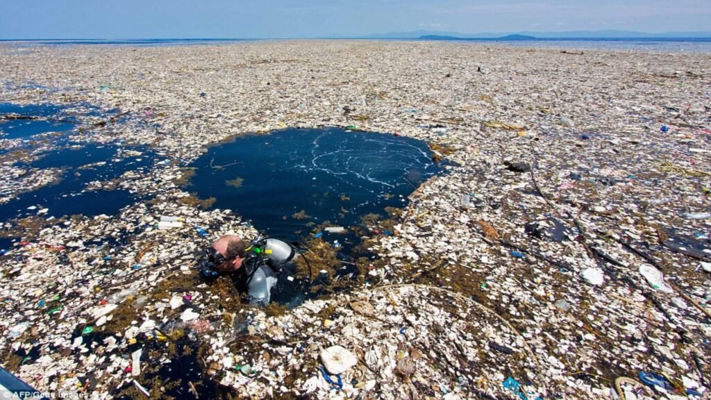 Parche de basura y plástico en el océano.