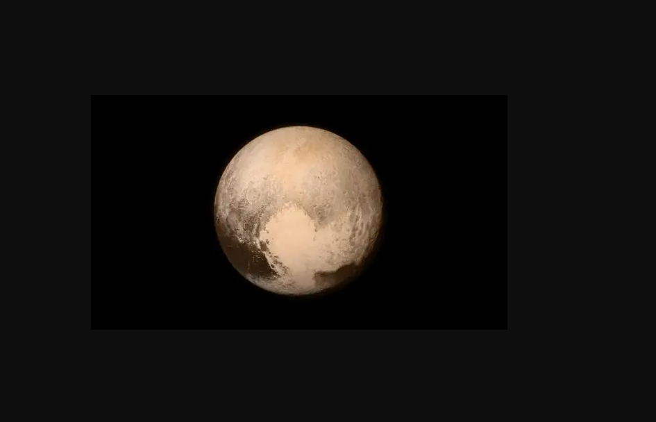 Se observa una imagen capturada por telescopios de la NASA de Plutón, el planeta enano.