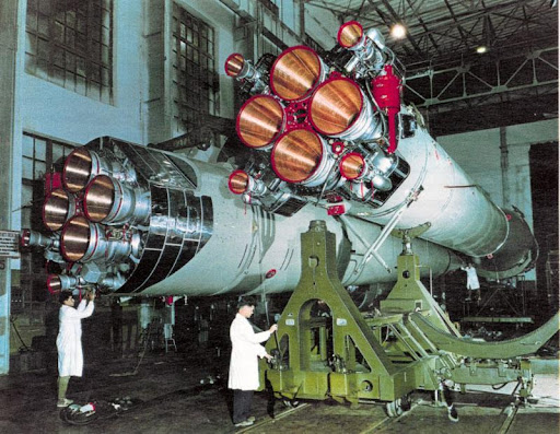 Se observa el montaje del cohete soviético R-7 Semiorka.