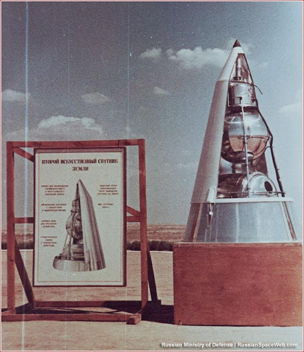 Puede verse una fotografía de Sputnik II.