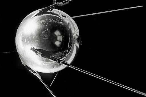 Se observa una imagen de Sputnik I.