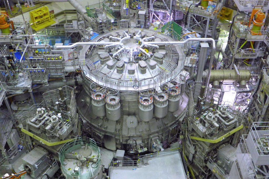 Reactor nuclear más grande del mundo. Dispositivo JT-60SA ubicado en los Institutos Nacionales de Ciencia y Tecnología Cuánticas (QST).