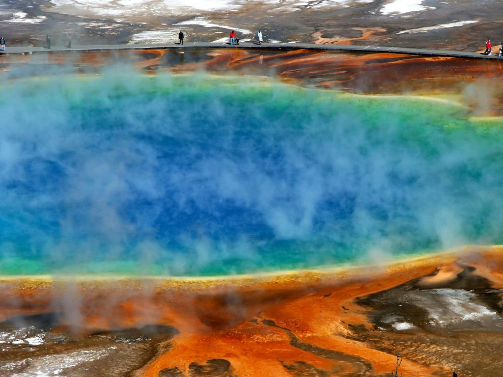 Extremófilos del tipo termófilo producen algunos de los vistosos colores de la fuente termal Grand Prismatic Spring, en el Yellowstone National Park.