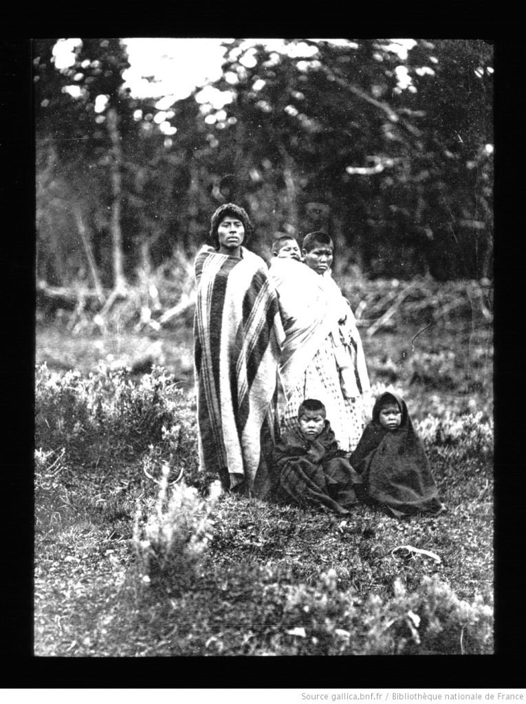 Nota. Adaptada por Plaza Cielo Tierra de Familia alacalufe en la isla Dawson (oeste de Tierra del Fuego) por Henri Rousson {Fotografía}, 1891, Wikipedia (https://bit.ly/41yOnq2). Dominio Público.