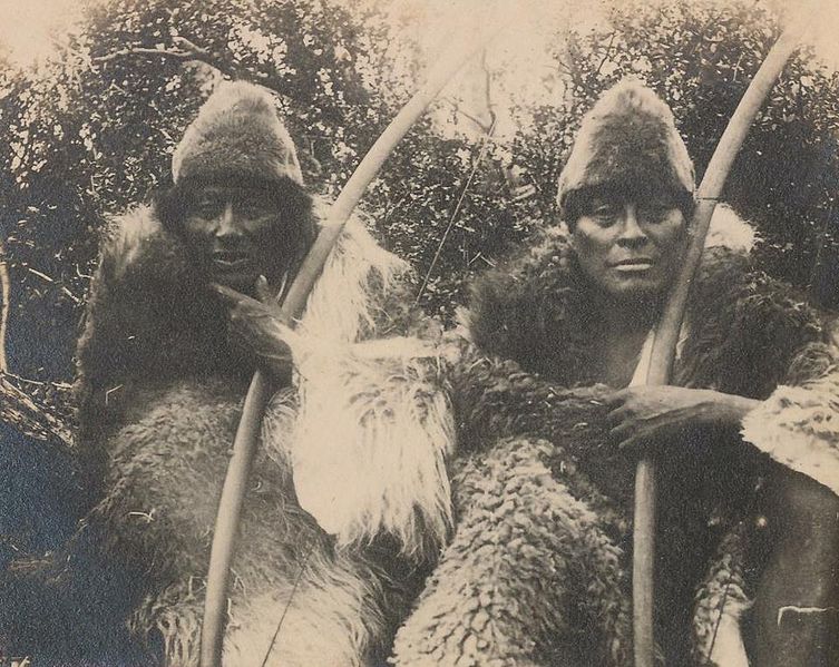 Nota. Adaptado por Plaza Cielo Tierra de Onas o selk'nam de Ushuaia en el Archivo General de la Nación, ca. 1890, (https://bit.ly/3OMXzj5). Dominio Público.