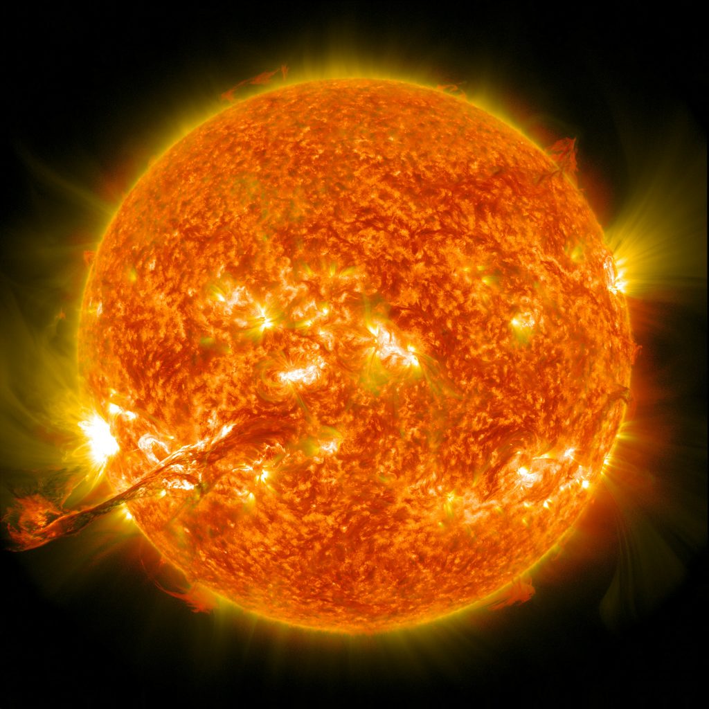 Se observa una fotografía del Sol y sus llamaradas.
