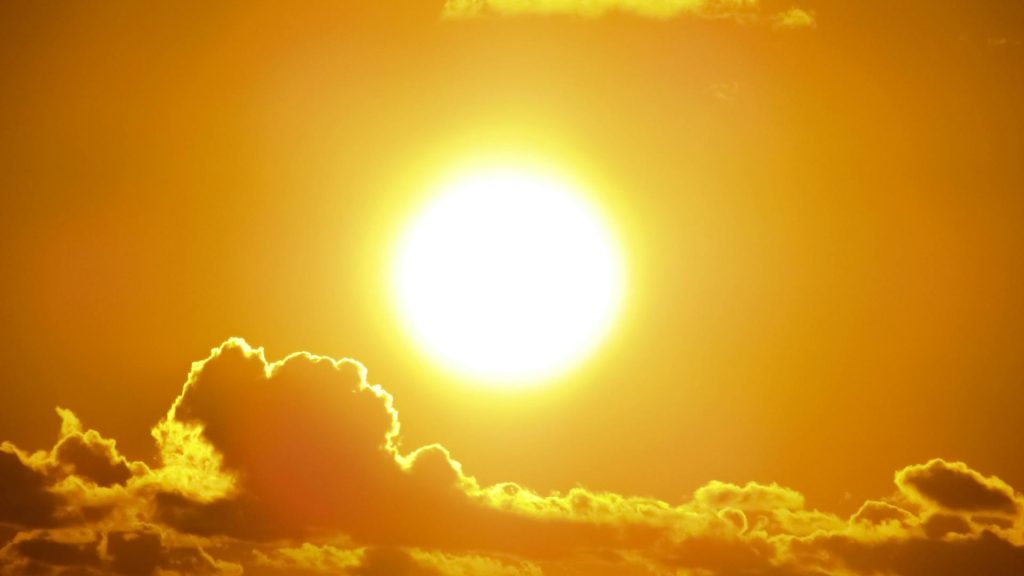 Se observa un mediodía con el sol radiante.
